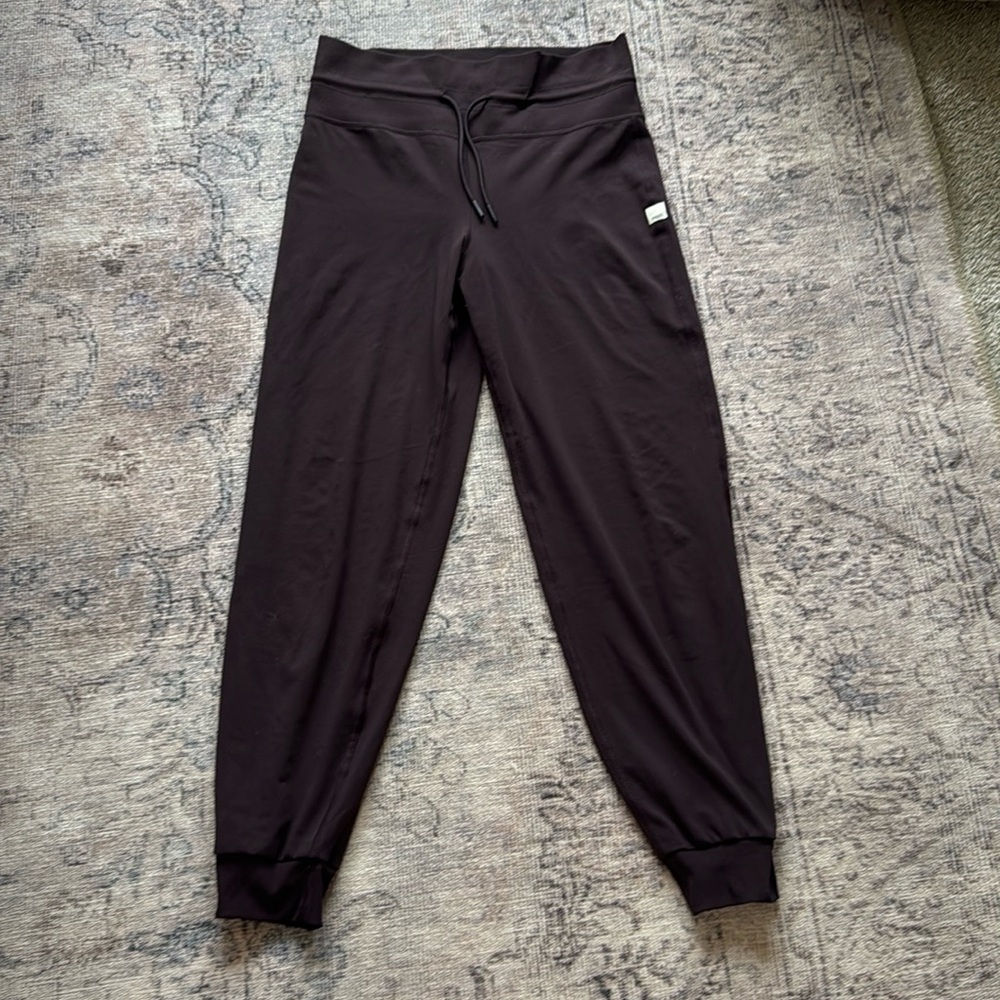 Vuori Daily Joggers. Deep Brown.